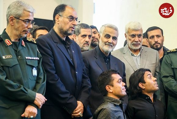 عکس| سفر به تاریخ؛ «سرلشکر باقری» در حال تسلیت گفتن به «سردار سلیمانی» در یک مراسم ترحیم