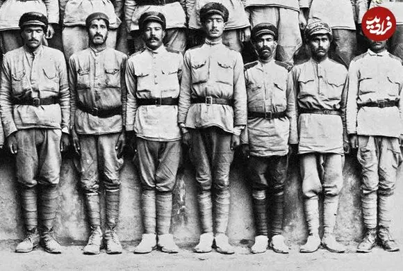 عکس| سفر زمان؛ سربازان دوران قاجار با «سرهای راهزنان روی نیزه»؛ 116 سال قبل