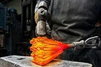ببینید؛ فرآیند درست کردن یک چاقوی منحصر به فرد با تعدادی ناخنگیر