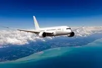 (عکس) گیر کردن پوشک یک بچه به هواپیما آن را زمین گیر کرد