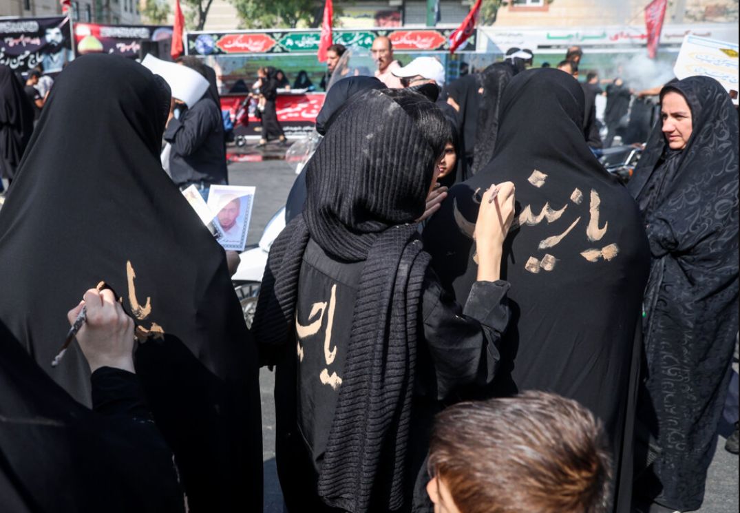 (عکس) ژست جالب توجه دو زن در پیاده‌روی اربعین در تهران