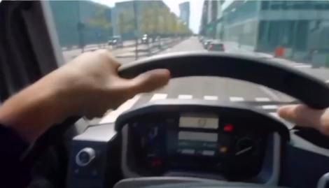(ویدئو) ببینید چرا می‌گویند فاصله‌تان را با بغل ماشین‌های بزرگ رعایت کنید