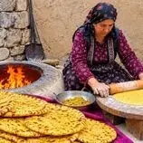 ببینید| غذای روستایی در ایران؛ مراحل دیدنی پخت نان گردویی در تنور