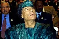 عکس| سفر در زمان: «معمر قذافی» در حال سخنرانی در یک تجمع و در طرابلس؛ سال 1364