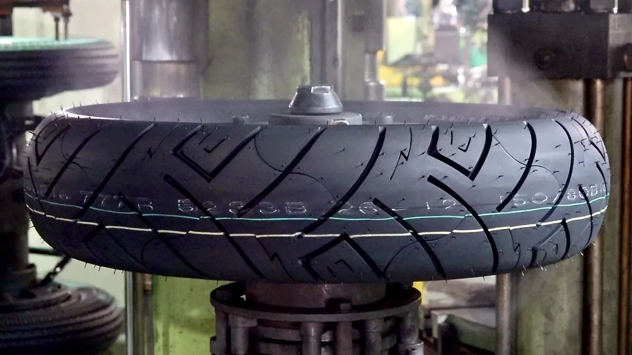 (ویدئو) لاستیک موتور سیکلت چگونه در کارخانه تولید می شود؟