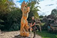 ببینید| ساخت مجسمه چوبی یک اسب در اندازه واقعی و با اره برقی