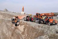 ببینید؛ سقوط وحشتناک کامیون هنگام تخلیه شن در تهران