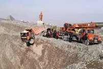 ببینید؛ سقوط وحشتناک کامیون هنگام تخلیه شن در تهران