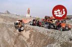 ببینید؛ سقوط وحشتناک کامیون هنگام تخلیه شن در تهران
