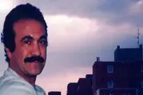 عکس| سفر زمان؛ «فریدون فرخزاد» در حال اعطای جایزه فروغ به «بهمن مقصودلو»؛ سال 53