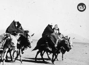 عکس| سفر زمان؛ «کاروان زنان خر سوار» در حال عبور از صحرا در دوران احمدشاه