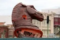استودیوی یونیورسال برای اکران جهانی The Odyssey یک اسب تروجان ساخته است