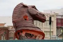 استودیوی یونیورسال برای اکران جهانی The Odyssey یک اسب تروجان ساخته است