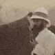 عکس| سفر زمان؛ اروپایی سواره و ایرانی‌های پیاده در مقابل «لحاف‌های آویزان»؛ 120 سال قبل