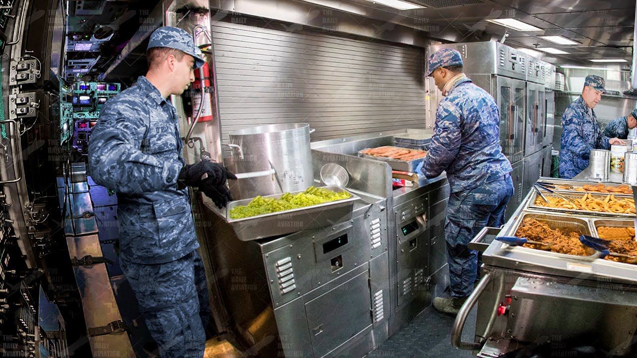 (ویدئو) نیروهای نظامی آمریکایی چگونه در زیردریایی غذا طبخ و سرو می کنند؟