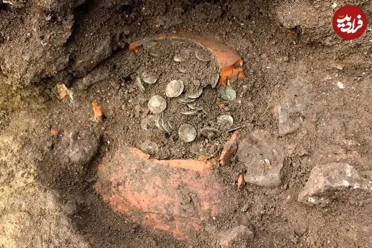 راز یک «گنجینۀ منظم»؛ سه کوزۀ پر از سکه‌های رومی که در سه خانه دفن شده بودند