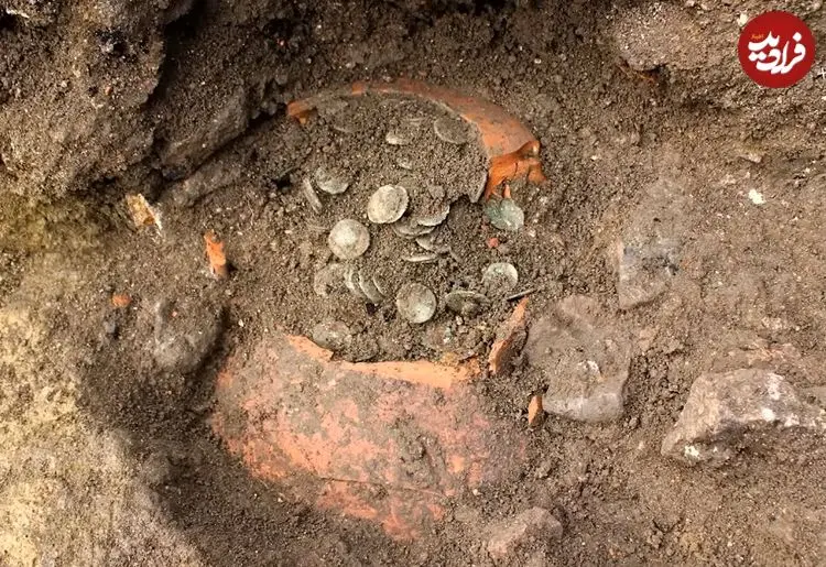 راز یک «گنجینۀ منظم»؛ سه کوزۀ پر از سکه‌های رومی که در سه خانه دفن شده بودند