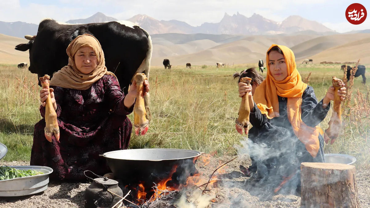 (ویدئو) پخت یک غذای محلی با پاچه گاو به روش مادر  و دختر عشایر افغان