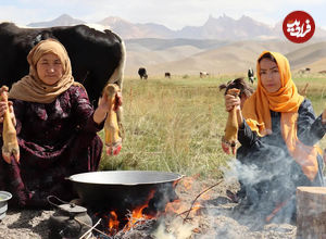 (ویدئو) پخت یک غذای محلی با پاچه گاو به روش مادر  و دختر عشایر افغان