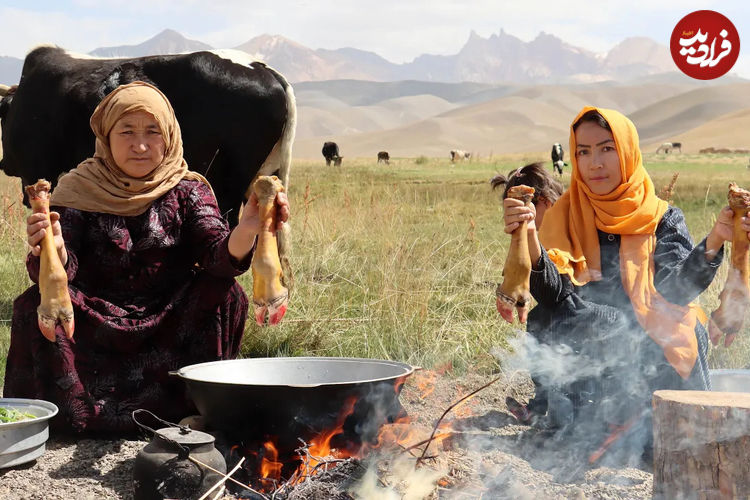 (ویدئو) پخت یک غذای محلی با پاچه گاو به روش مادر  و دختر عشایر افغان