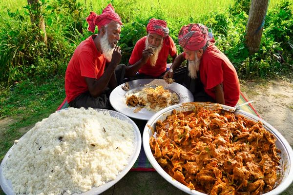 (ویدئو) غذای روستایی در هند؛ پخت چلو مرغ با 22 جوجه و مرغ محلی