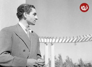 عکس| سفر در زمان؛ «محمدرضا پهلوی» سوار بر جگوار ای تایپ در انگلیس؛ سال 1341