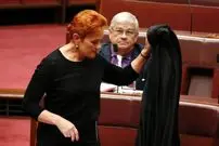 ببینید؛ رفتار عجیب سناتور زن استرالیایی در اعتراض به تصویب نشدن طرح ممنوعیت برقع 