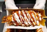 ببینید| غذای خیابانی در کره؛ هات داگ میگو، تست میگو و انواع دونات در سئول