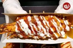 ببینید| غذای خیابانی در کره؛ هات داگ میگو، تست میگو و انواع دونات در سئول