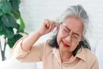 (عکس) این زن صداهای عجیبی در گوشش می‌شنید؛ بیماری خطرناک او چه بود؟