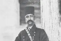 عکس| سفر زمان؛ ناصرالدین شاه در حیاط قصر صفی‌آباد در بهشهر مازندران