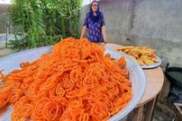 ببینید؛ غذای روستایی در هند؛ تهیه فافدای سنتی توسط مادربزرگ روستایی