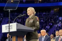 تصاویر| فریب کاربران شبکه اجتماعی با سرباز زن آمریکایی 