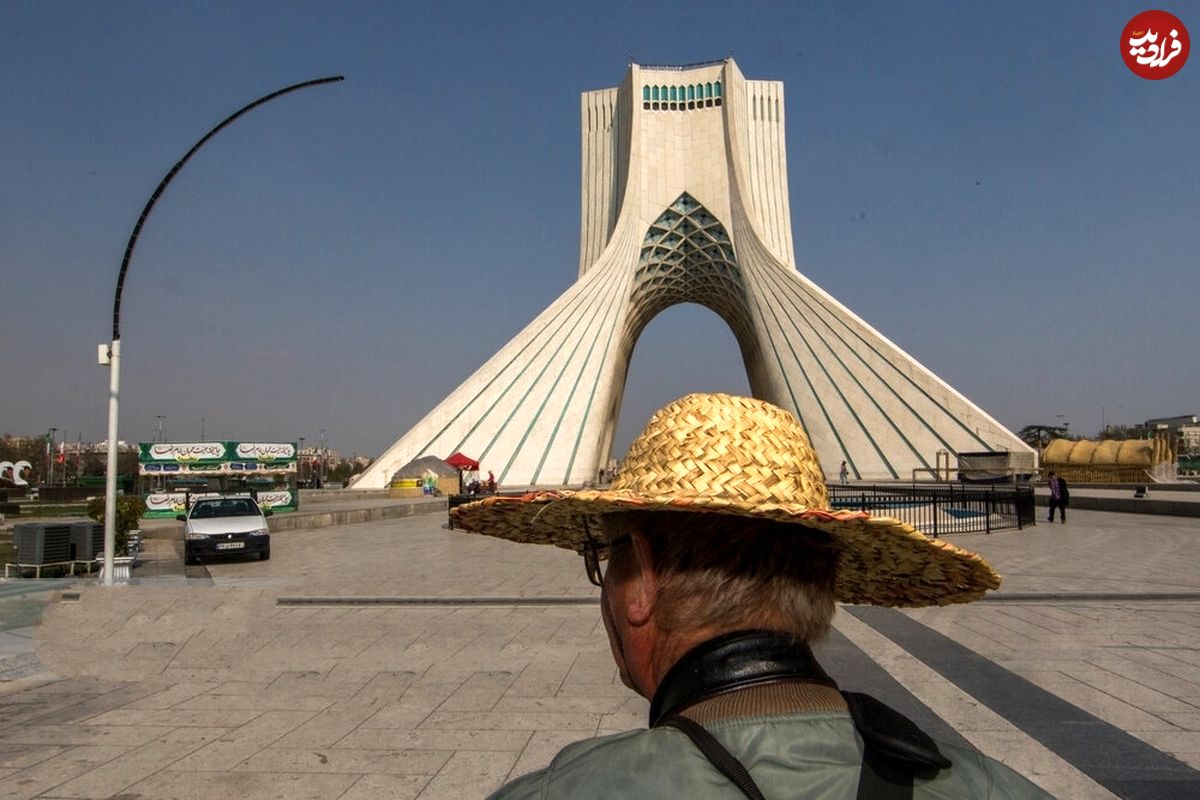 عکس؛ سفر در زمان؛ «راهپیمایی روز تاسوعا در میدان آزادی تهران»؛ آذر سال 57