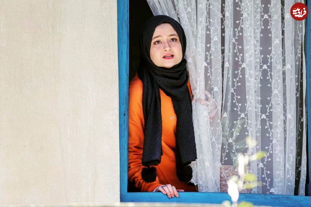 عکس؛ سفر در زمان؛ «سارا و نیکا» مشغول خواب در پشت صحنه سریال پایتخت؛ سال 96