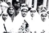عکس| سفر زمان؛ زنان ناصرالدین شاه با مهمان خارجی‌شان در حیاط قصر