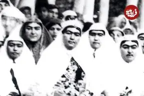 عکس| سفر زمان؛ زنان ناصرالدین شاه با مهمان خارجی‌شان در حیاط قصر