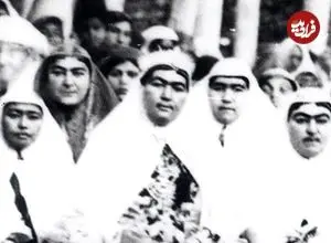 عکس| سفر زمان؛ زنان ناصرالدین شاه با مهمان خارجی‌شان در حیاط قصر