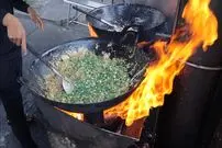 ببینید| غذای خیابانی در اندونزی؛ پخت نودل با میگو و تخم مرغ در جاکارتا