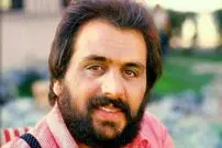 عکس| سفر در زمان؛ «سلی» خواننده قبل انقلاب در 76 سالگی و در خانه اش؛ سال 1400