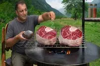 ببینید| غذای روستایی در آذربایجان؛ پخت استیک و نان و دم کردن چای در طبیعت