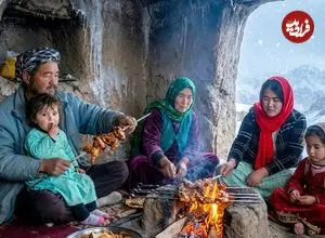 ببینید| غذای روستایی در افغانستان؛ پخت جوجه کباب در هوای برفی