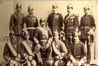 عکس| سفر در زمان؛ «ظل‌السلطان» در کنار پسرش بهرام‌میرزا و یکی از پیشکاران درباری