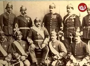 عکس| سفر در زمان؛ «ظل‌السلطان» در کنار پسرش بهرام‌میرزا و یکی از پیشکاران درباری