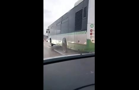 (ویدئو) رانندگی عجیب راننده اتوبوس با یک چرخ روی هوا وسط خیابان 