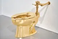 توالت طلای ۱۲ میلیون دلاری؛ شاهکار جدید از خالق موز جنجالی!
