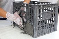 ببینید| فرآیند درست کردن یک گلدان متفاوت با سیمان و جعبه پلاستیکی میوه