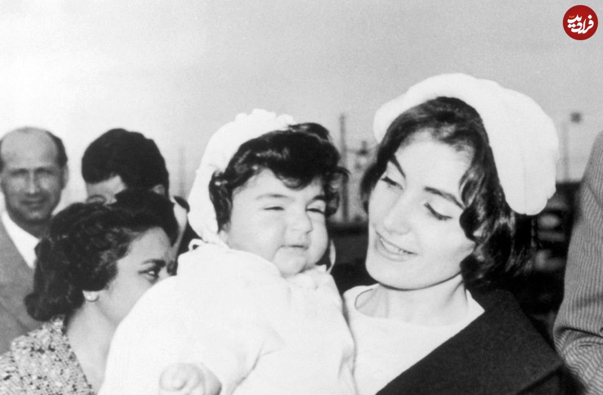 عکس؛ سفر در زمان؛ «شهناز پهلوی در حال بازی کردن با نقشه جهان»؛ اواخر دهه 20