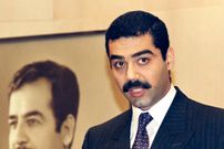 عکس؛ سفر در زمان؛ «صدام در حال اعطای مدال به پسر سنگدل اش عدی»؛ سال 1378