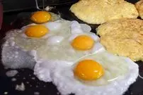 ببینید| غذای خیابانی در کره؛ تهیه ساندویچ نان تست با تخم مرغ، کالباس و پنیر در سئول